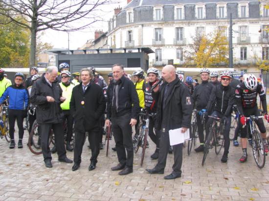 G. Dupire donne le départ de la rando cyclo