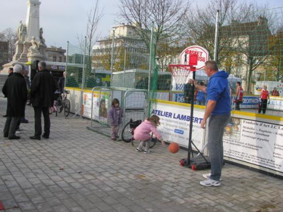 Hugues Roy met le panier de Basket en place