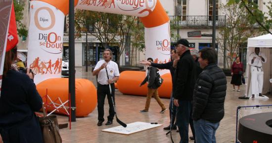 Michel s'essaie au hockey